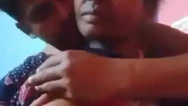 Pervert squeezes mature lady’s boobs in desi aunty sex MMS