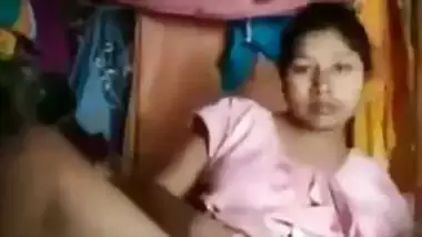 Horny like hell Bangla girl fingers her XXX snatch in Desi video