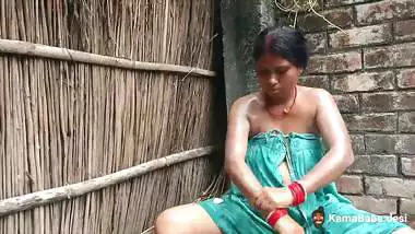Desi xxx video of Bhabhi sucking a dick while bathing
