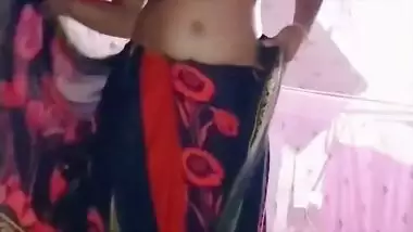 Homely village wife wearing saree viral boobs show