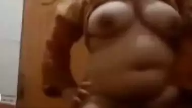 Bhabhi shaking hip during fingering on live cam